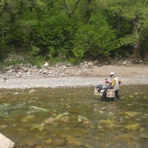 This river crossing might be a bit difficult, especially during the Spring, when the water can be more than 50 cm deep. The problem is that there are big rocks at the bottom.