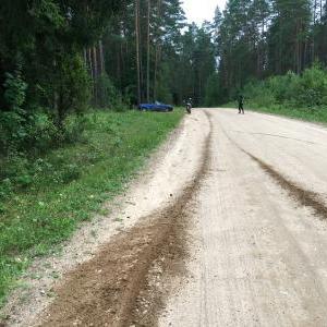 Apleistas automobilis viduryje miško.